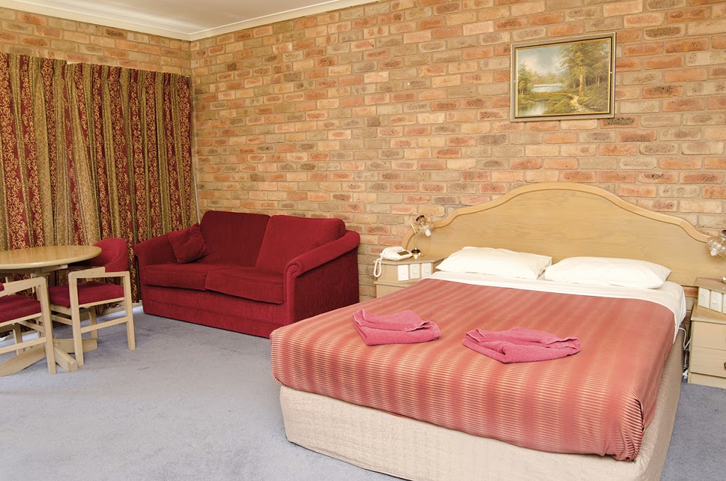 Pines Country Club Motor Inn | lodging | 103 -109 Numurkah Rd, Shepparton VIC 3630, Australia | 0358312044 OR +61 3 5831 2044