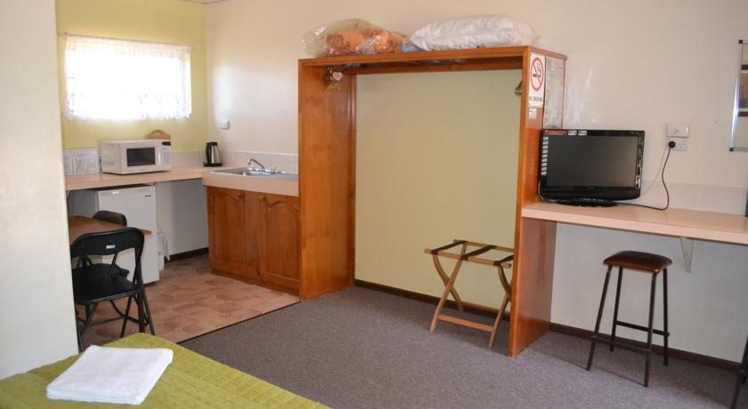 Affordable Gold City Motel | 28 Dalrymple Rd, Toll QLD 4820, Australia | Phone: (07) 4787 2187