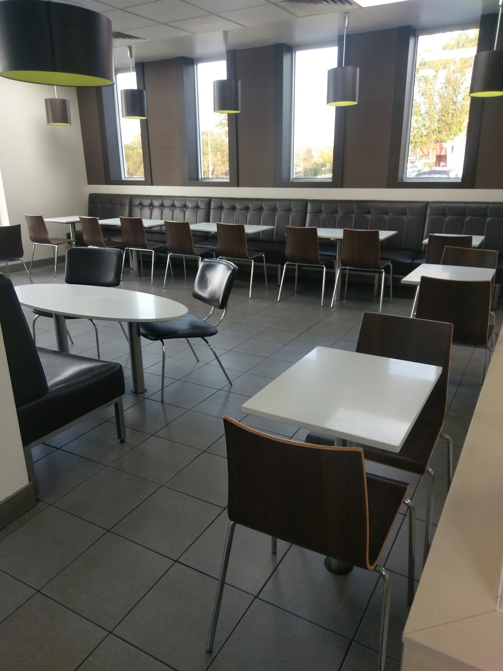 McDonalds Pakenham | meal takeaway | 98 Princes Hwy, Pakenham VIC 3809, Australia | 0359402297 OR +61 3 5940 2297