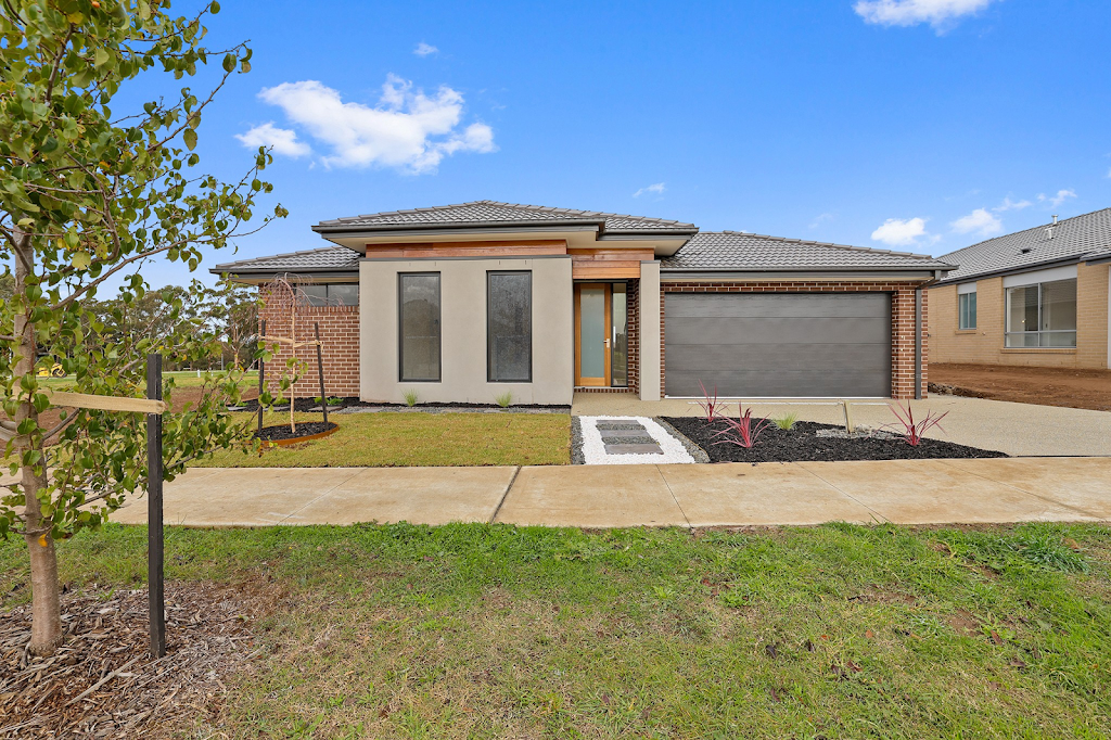 Drouin Fields Estate | 70 Gardner and Holman Rd, Drouin VIC 3818, Australia | Phone: 0466 990 241