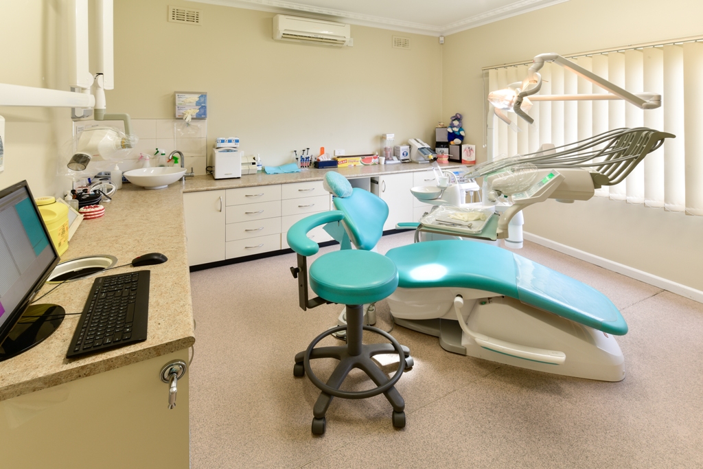 Seaholme Dental Surgery: Dentist Altona | dentist | 54 Millers Rd, Seaholme VIC 3018, Australia | 0393982080 OR +61 3 9398 2080