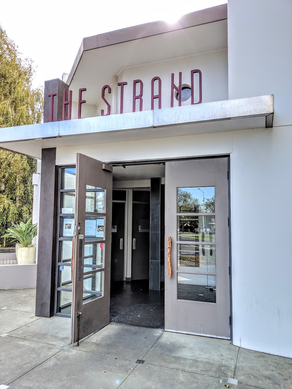 The Strand | restaurant | 1 The Strand, Williamstown VIC 3016, Australia | 0393977474 OR +61 3 9397 7474