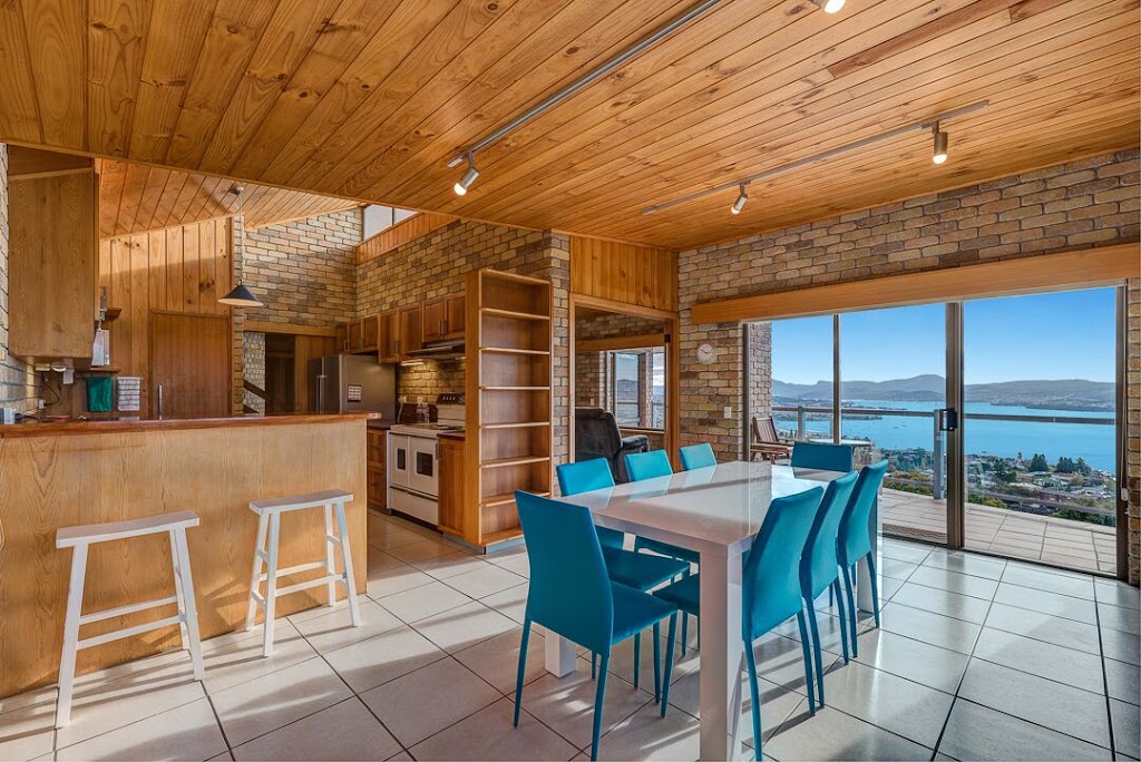 Airbnb at Million Dollar Views | 4 Ada Cres, Sandy Bay TAS 7005, Australia | Phone: 0405 777 178