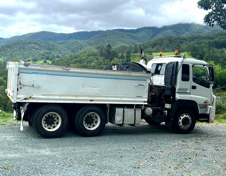 Izzco Tippers | 1037 Laceys Creek Rd, Laceys Creek QLD 4521, Australia | Phone: 0400 789 766