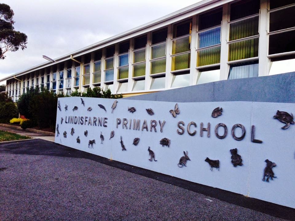 Lindisfarne Primary School | school | 17 Loatta Rd, Lindisfarne TAS 7015, Australia | 0362439232 OR +61 3 6243 9232