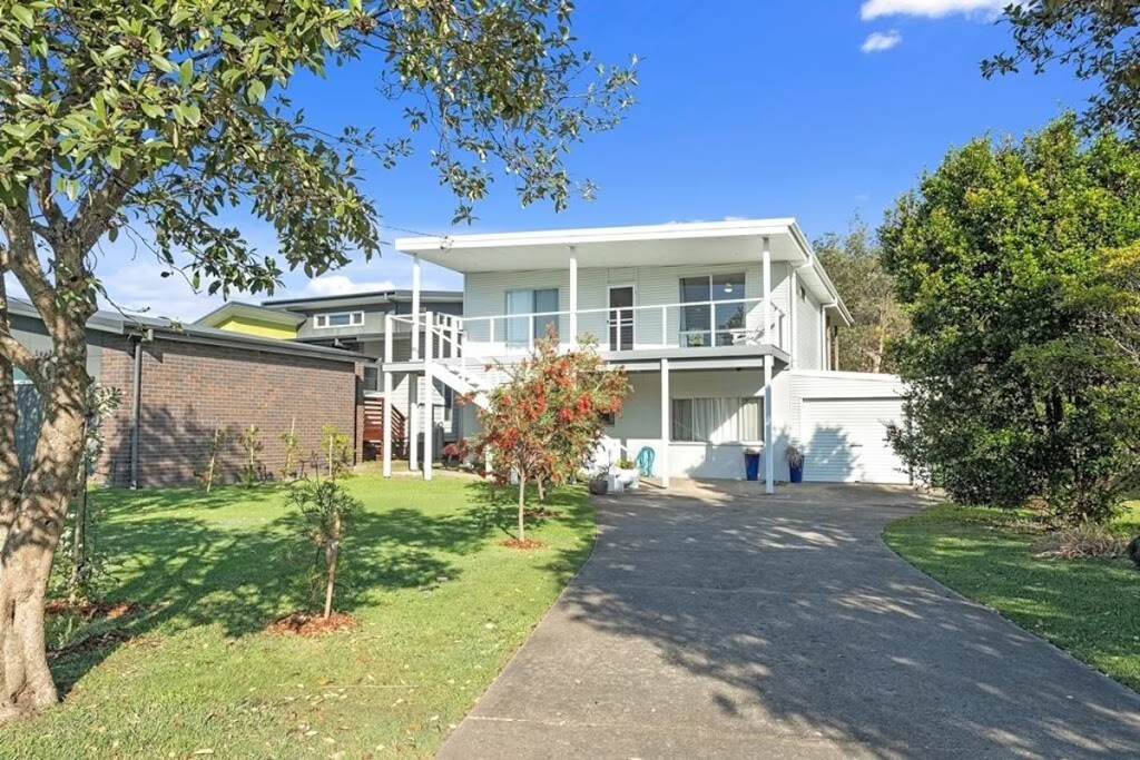 Warrain Beach House | 14 Farrant Ave, Culburra Beach NSW 2540, Australia | Phone: (02) 4443 6635