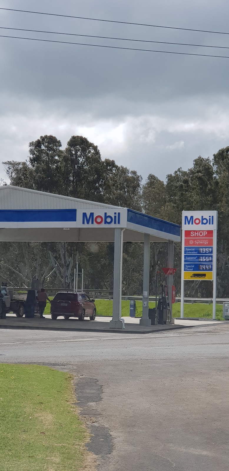 Mobil Service Station | gas station | Dowfarm Machinery, 2 Racecourse Rd, Casterton VIC 3311, Australia
