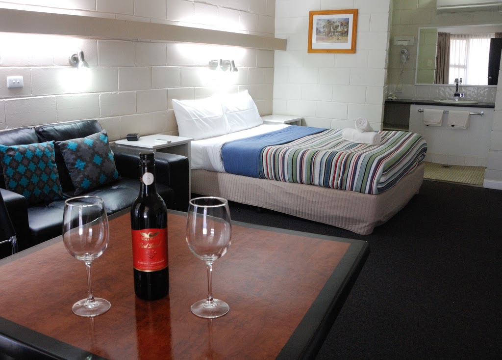 Mayfair Motel | lodging | 282-284 Neeld St, West Wyalong NSW 2671, Australia | 0269722788 OR +61 2 6972 2788