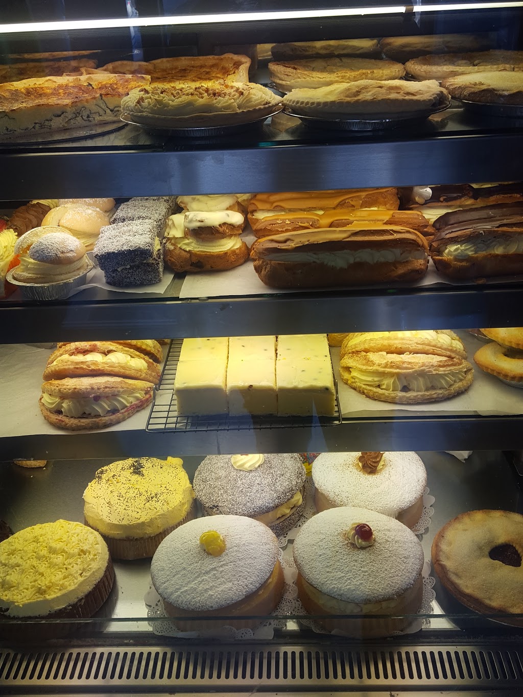 Berkeley Cakes & Pies | bakery | Shop 2/65 Winnima Way, Berkeley NSW 2506, Australia | 0242727779 OR +61 2 4272 7779