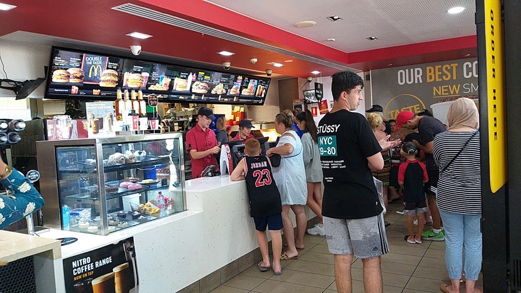 McDonalds Cavill III | cafe | 1 Cavill Ave, Surfers Paradise QLD 4217, Australia | 0755384526 OR +61 7 5538 4526