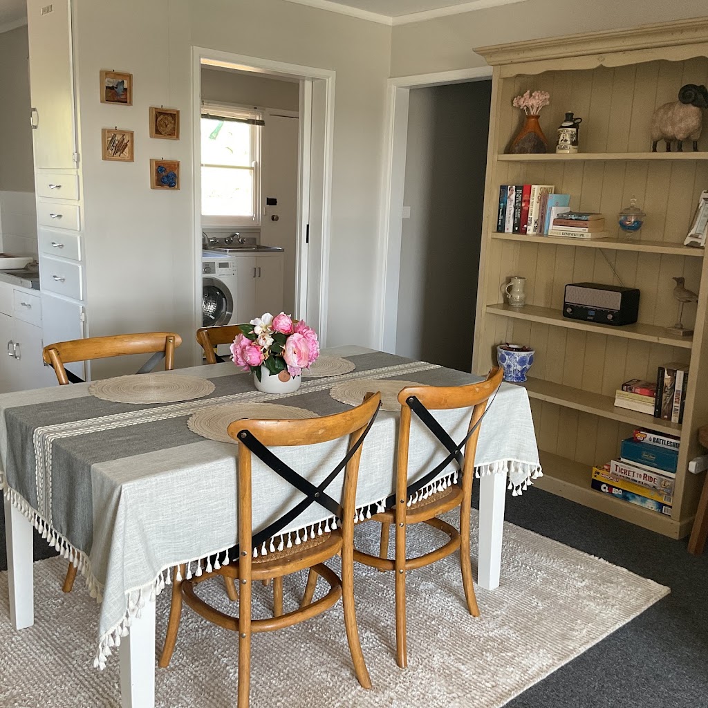 The Red Door Country Cottage | 45 Clyde Hill Rd, Bannockburn VIC 3331, Australia | Phone: 0406 091 970