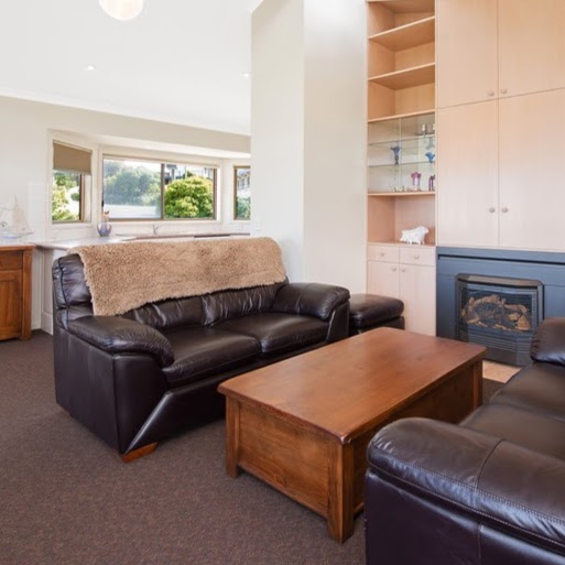 Avalkei Townhouse Apollo Bay | 1/9 Great Ocean Rd, Marengo VIC 3233, Australia | Phone: (03) 5237 2600