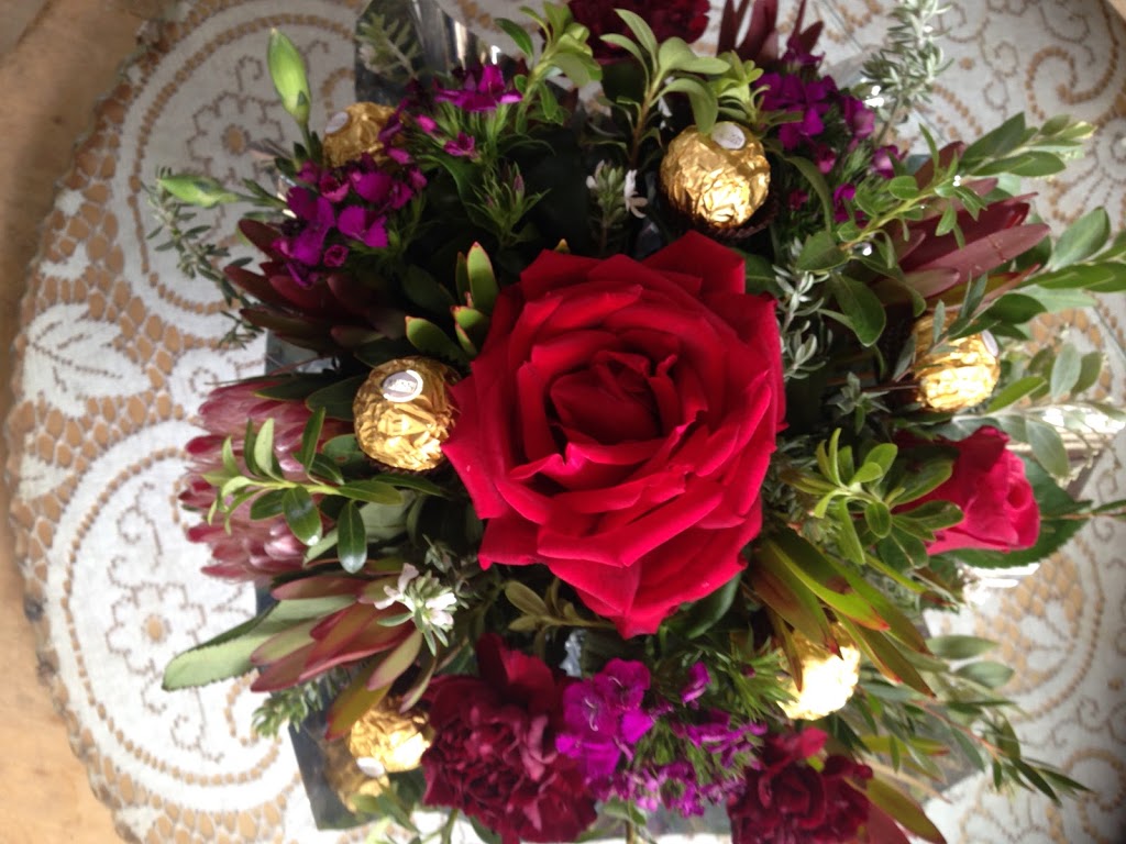 Koonoomoo flowers & florrangements | 7095 Goulburn Valley Hwy, Koonoomoo VIC 3644, Australia | Phone: 0419 094 377