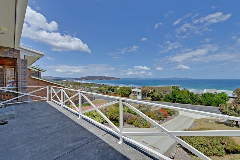 Surf Beach House | lodging | 172 Carlton Beach Rd, Dodges Ferry TAS 7173, Australia | 0428374391 OR +61 428 374 391