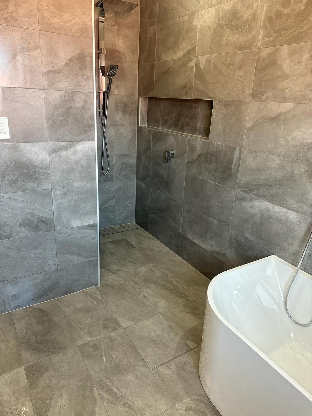 Dans Bathrooms & Tiling | 10 Capstone Terrace, Glenmore Park NSW 2745, Australia | Phone: 0480 231 559