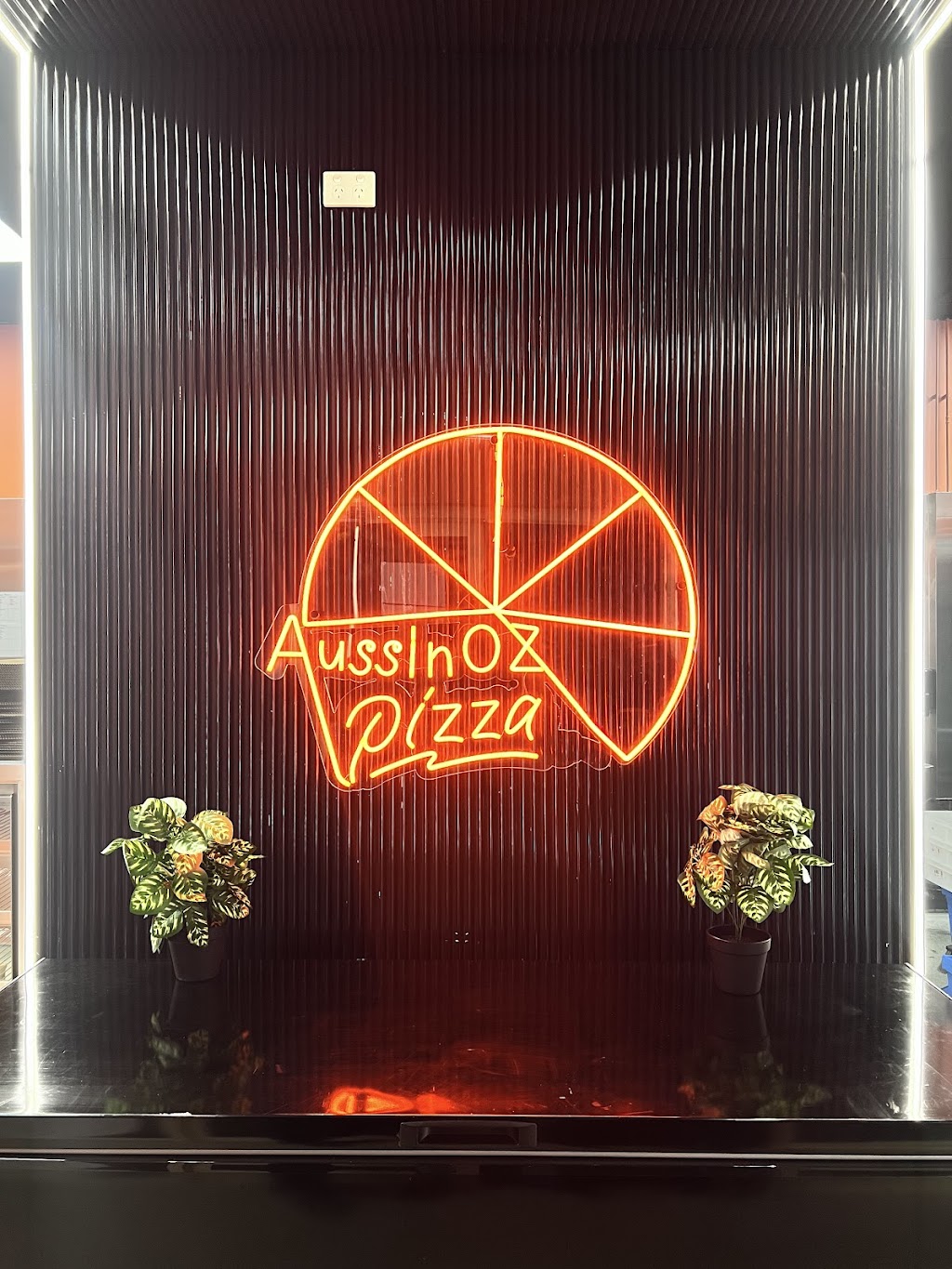 Aussinoz Pizza Walloon | Shop2/2 Queen St, Walloon QLD 4306, Australia | Phone: (07) 4660 5603