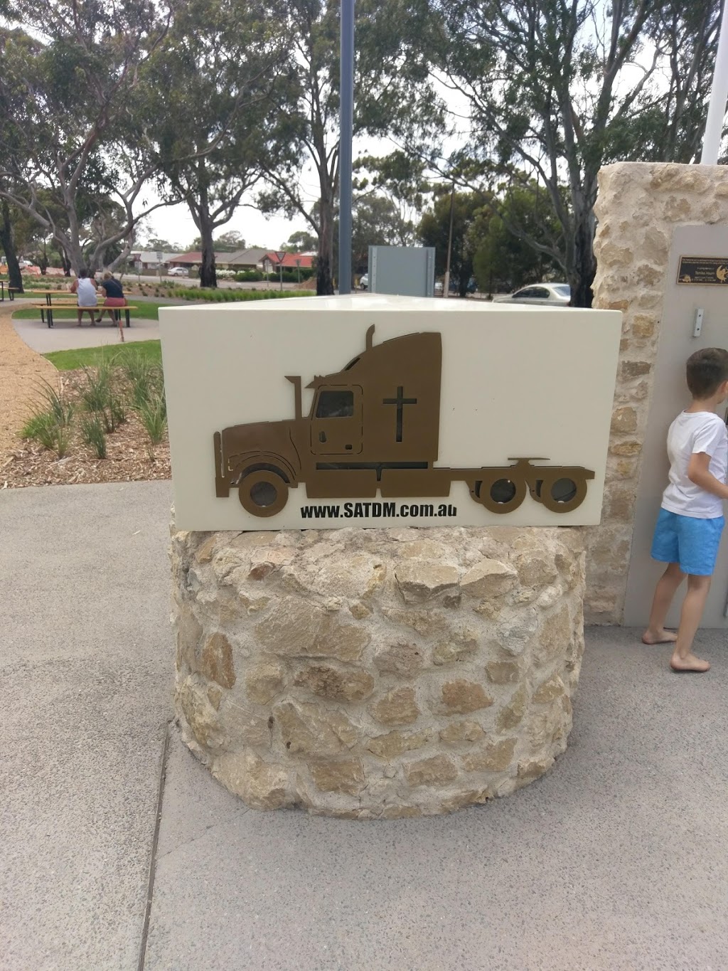 White Hill Truck Drivers Memorial | park | Adelaide Rd, Murray Bridge SA 5253, Australia