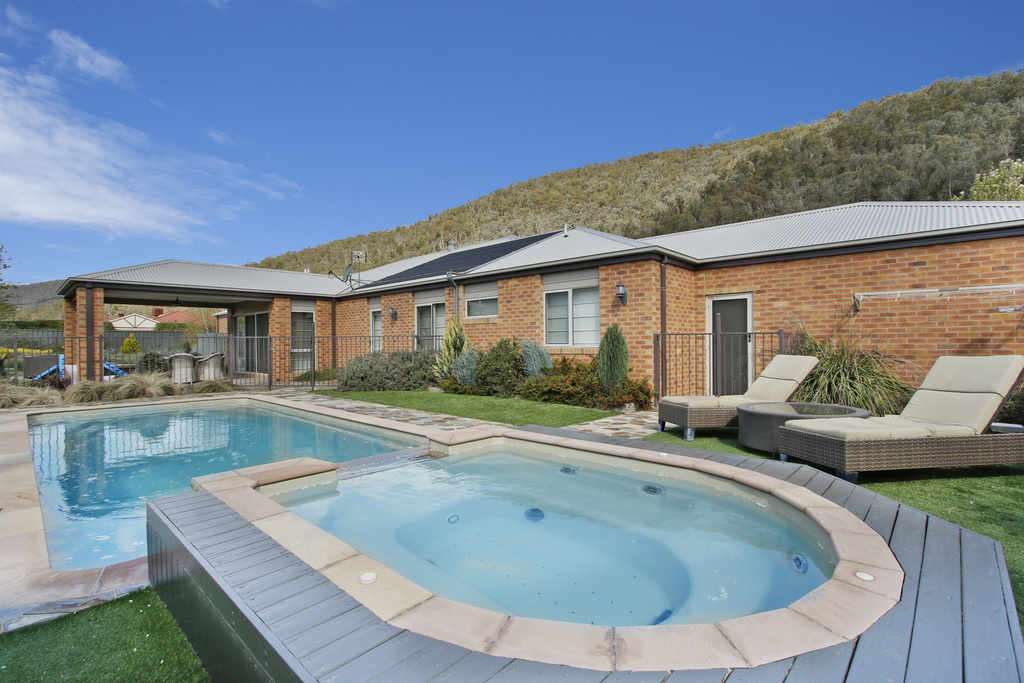 COLLINS RETREAT | 2 Louie Ct, Bright VIC 3741, Australia | Phone: 1300 551 117