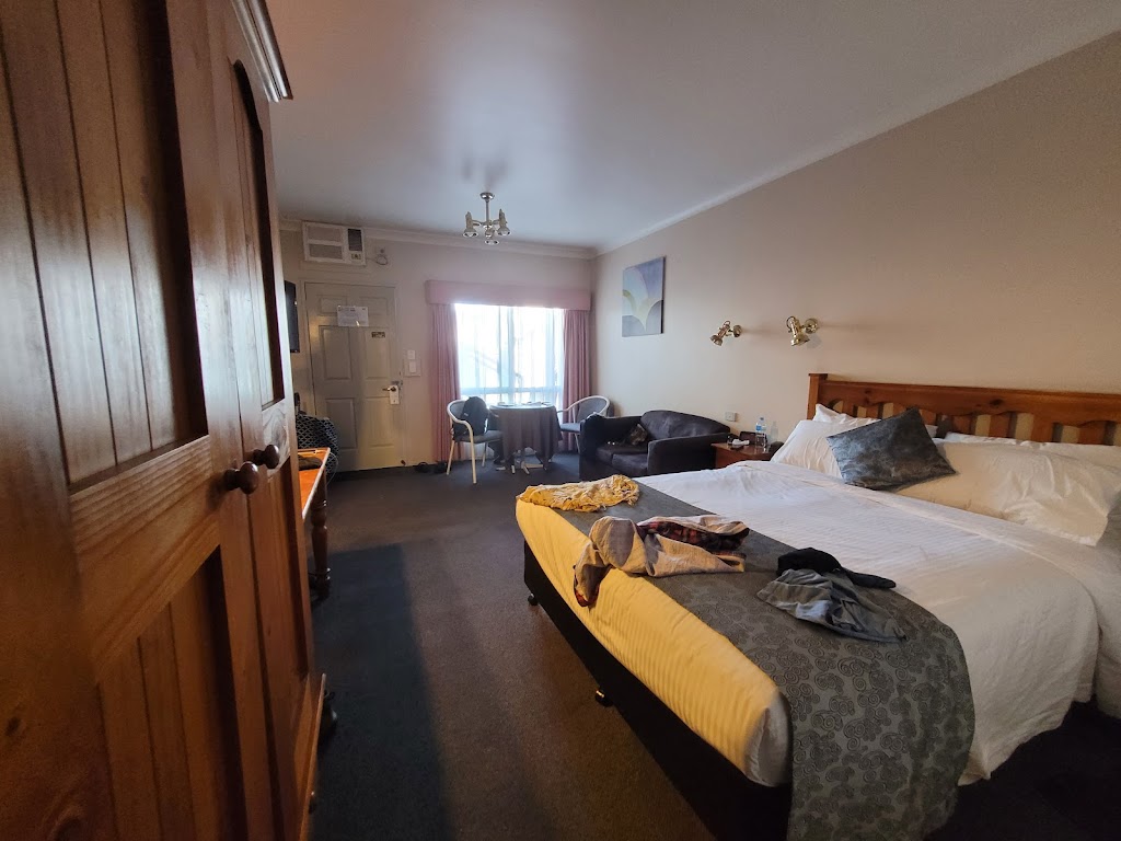 New England Motor Inn | lodging | 100 Dumaresq St, Armidale NSW 2350, Australia | 0267711011 OR +61 2 6771 1011