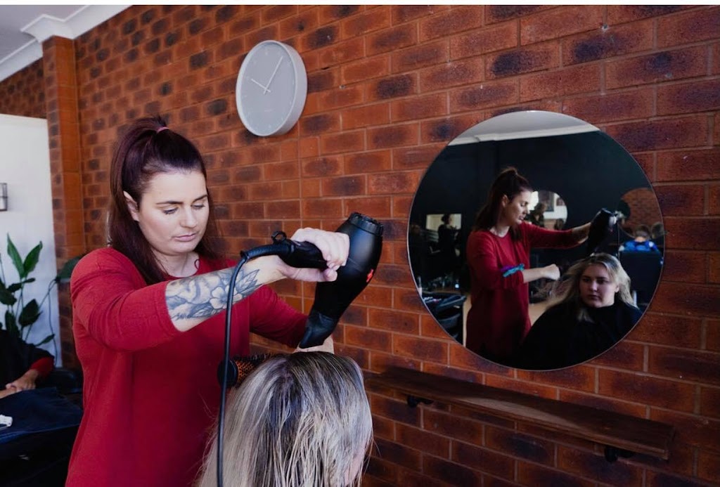 Latch Hair and Beauty | 156 De Kerilleau Dr, Wodonga VIC 3690, Australia | Phone: 0490 687 382