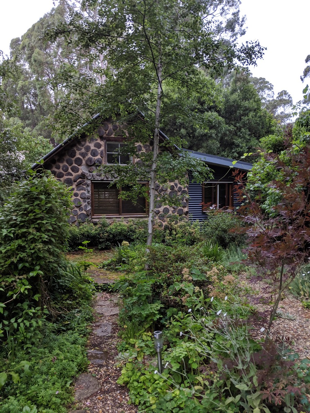 Garden Cottage Stanley near Beechworth | 28 Pioneer Rd, Stanley VIC 3747, Australia | Phone: (03) 5728 6603