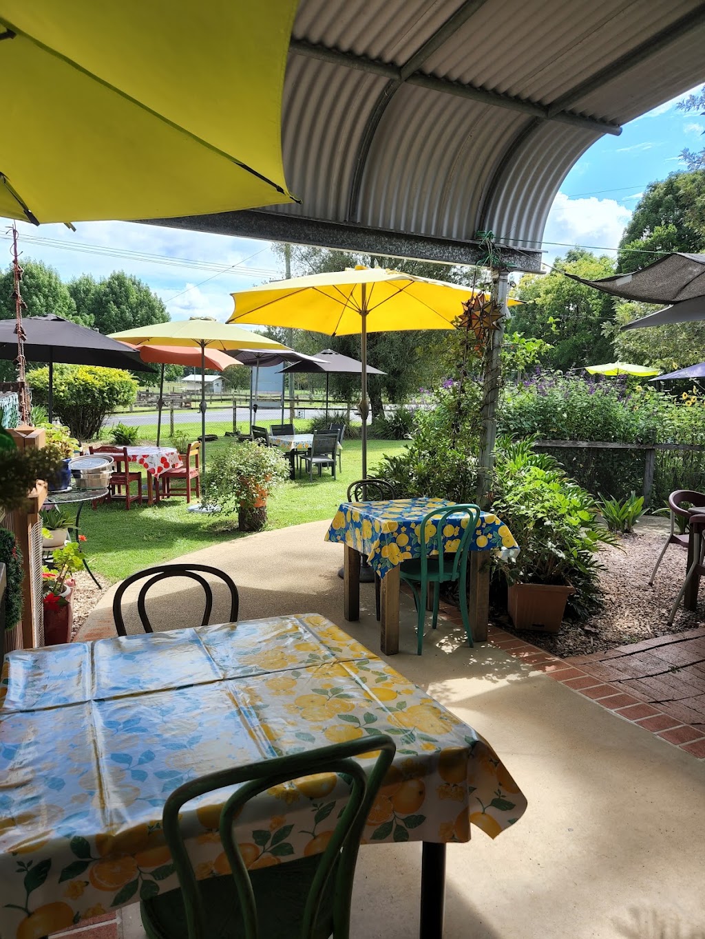 The Happy Apple Cafe | 2 Crooks Valley Rd, Crystal Creek NSW 2484, Australia | Phone: 0432 242 888