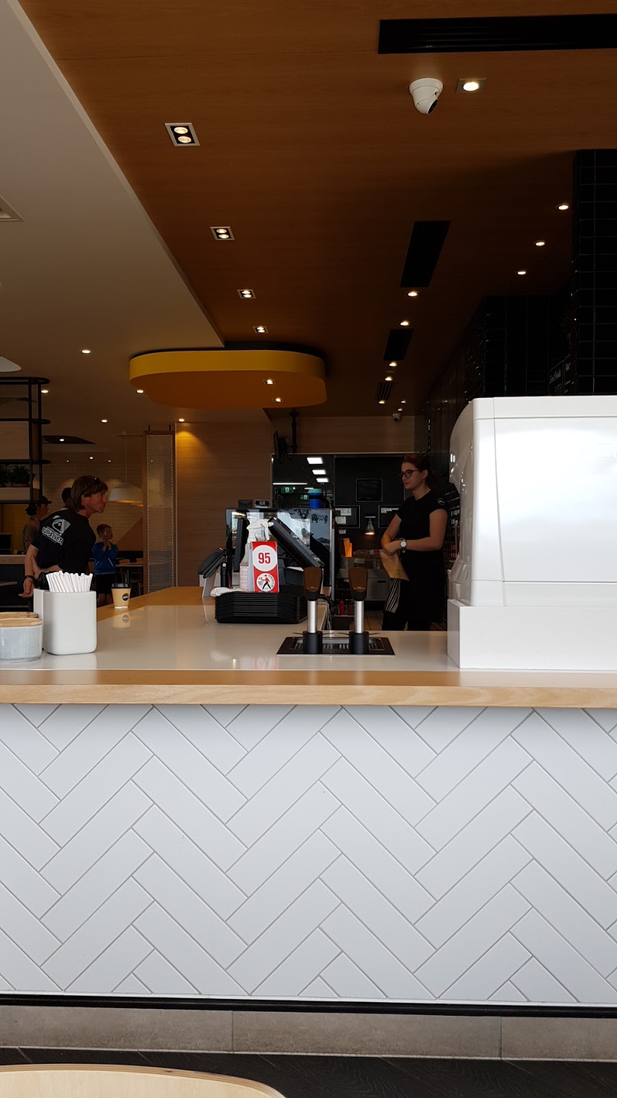 McDonalds Warralily | cafe | 722 Barwon Heads Rd, Armstrong Creek VIC 3217, Australia | 0455341419 OR +61 455 341 419