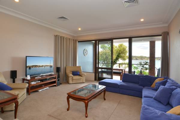 The House on the Lake | lodging | 64 Sealand Rd, Fishing Point NSW 2283, Australia | 0288402852 OR +61 2 8840 2852