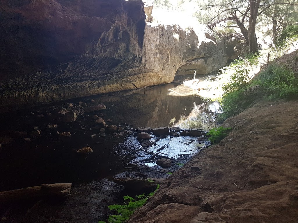 Verandah Cave | tourist attraction | Veranda Cave Walking Track, Borenore NSW 2800, Australia | 0263327640 OR +61 2 6332 7640