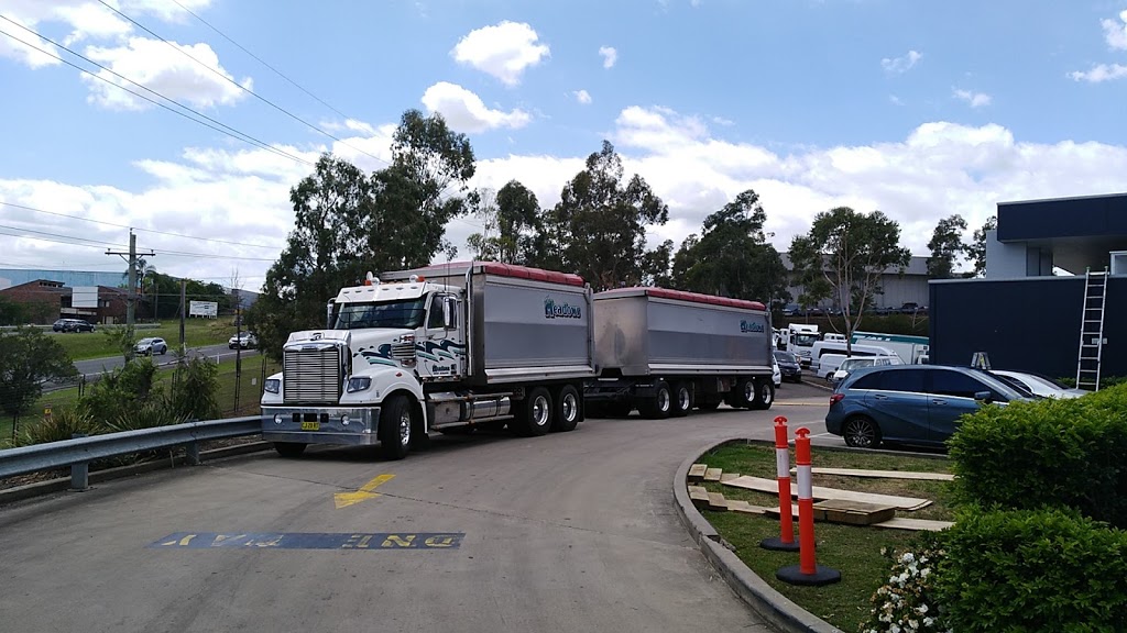 Daimler Trucks Huntingwood | 10 Decker Pl, Huntingwood NSW 2148, Australia | Phone: (02) 8822 4800