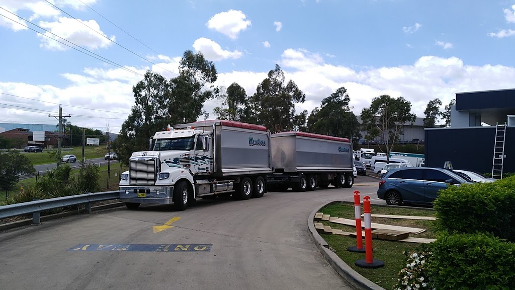 Daimler Trucks Huntingwood | car dealer | 10 Decker Pl, Huntingwood NSW 2148, Australia | 0288224800 OR +61 2 8822 4800