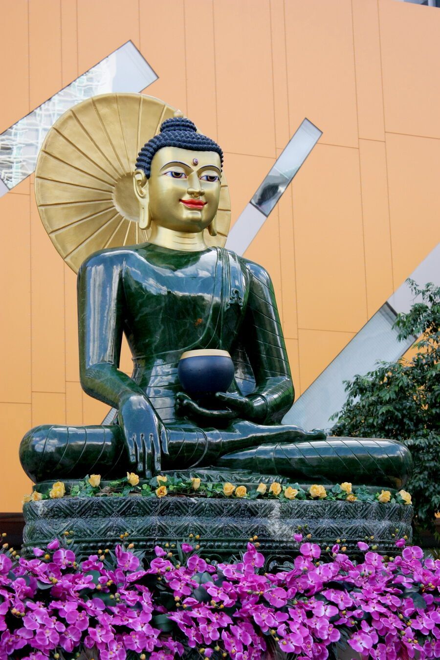 Jade Buddha for Universal Peace | 25 Sandhurst Town Rd, Myers Flat VIC 3556, Australia | Phone: (03) 5446 7568