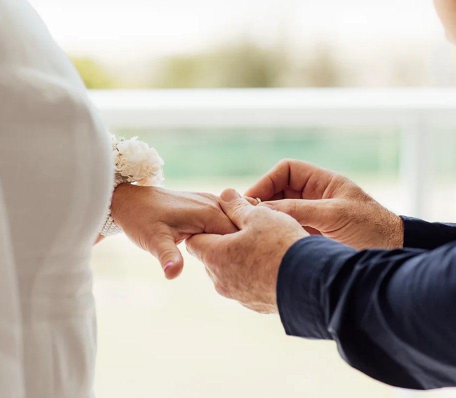 Suzanne Maloney Marriage Celebrant | Prince Edward Parade, Scarborough QLD 4020, Australia | Phone: 0402 741 145