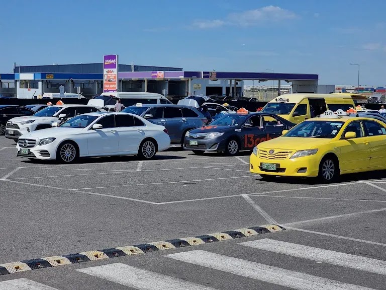 BACCHUS MARSH -13 SILVER TAXI | Hollyhoke Dr, Maddingley VIC 3340, Australia | Phone: 1800 417 771