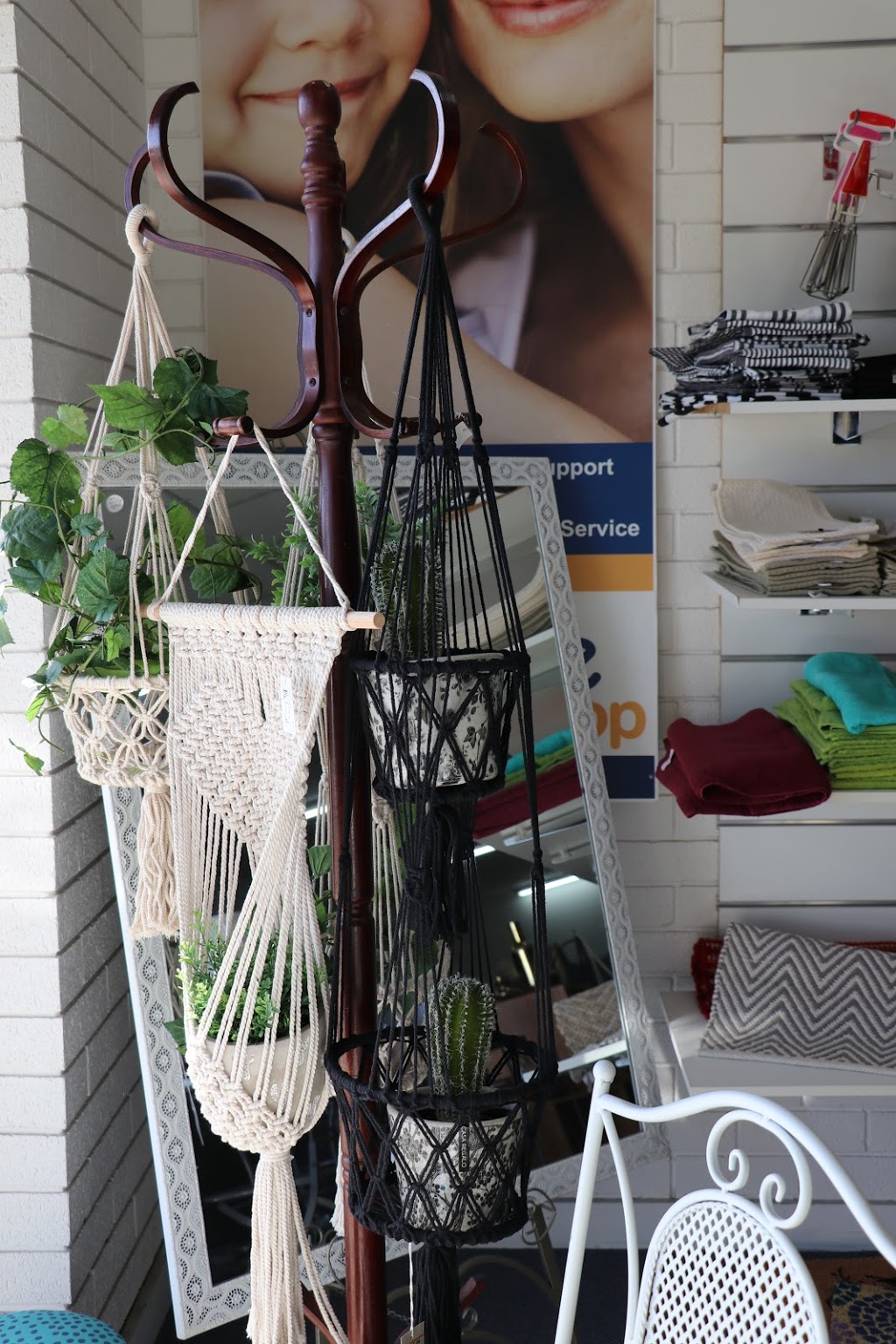 Gordon St Port Macquarie Lifeline Shop | 122 Gordon St, Port Macquarie NSW 2444, Australia | Phone: (02) 6584 0200