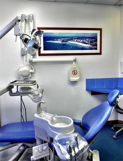 Benowa Mansions Implant & Periodontal Practice - Dr.Latcham Neil | dentist | 3/183 Ashmore Rd, Benowa QLD 4217, Australia | 0755971811 OR +61 7 5597 1811