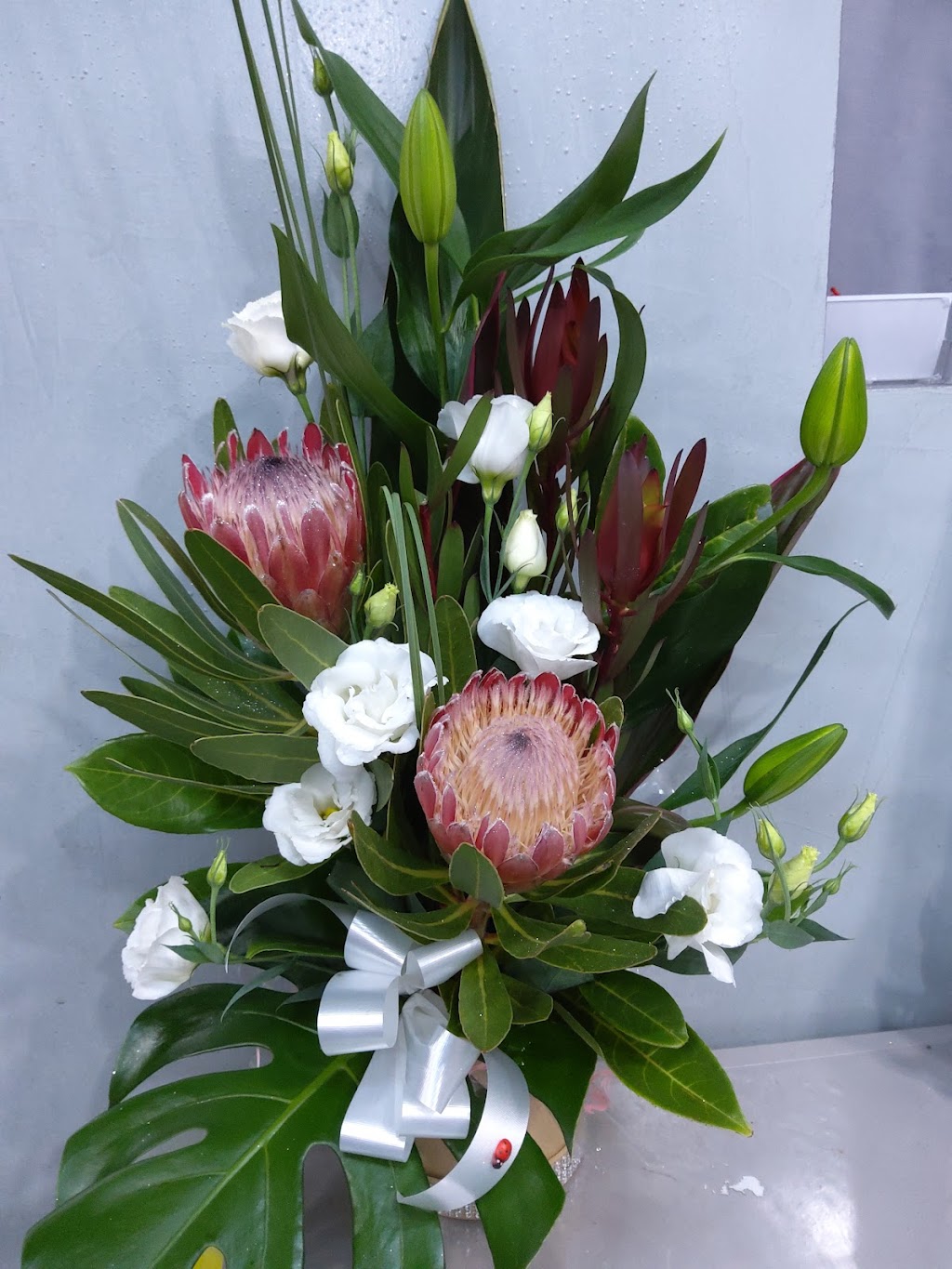 Craigmore Flowers r us | Shop 5/240 Yorktown Rd, Craigmore SA 5114, Australia | Phone: (08) 8252 5500