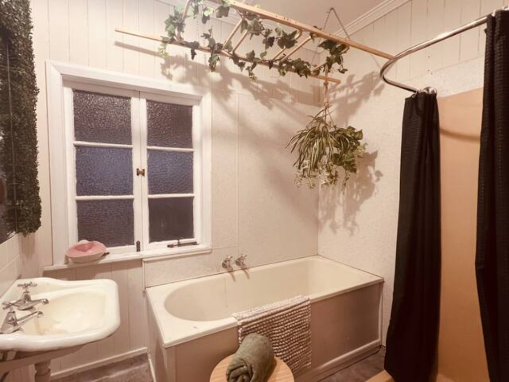 Bottle Tree Cottage | 33 Wicks St, Cunnamulla QLD 4490, Australia | Phone: 0414 760 941