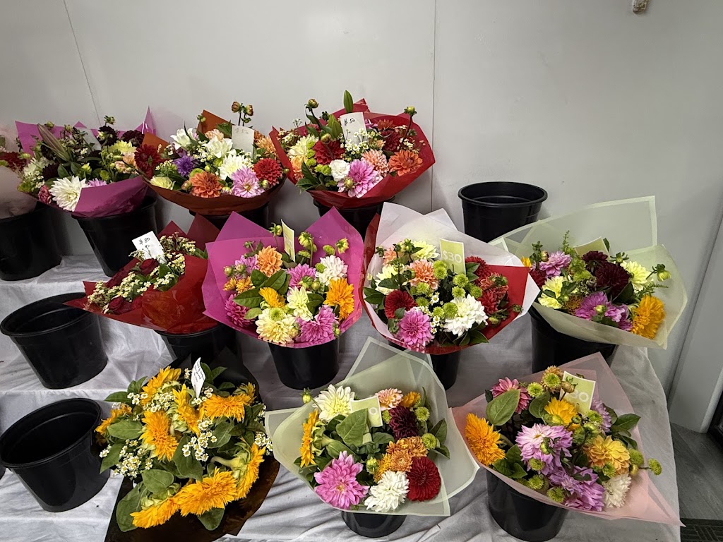 GB Elimbah Flowers | 876 Beerburrum Rd, Elimbah QLD 4516, Australia | Phone: 0406 588 571