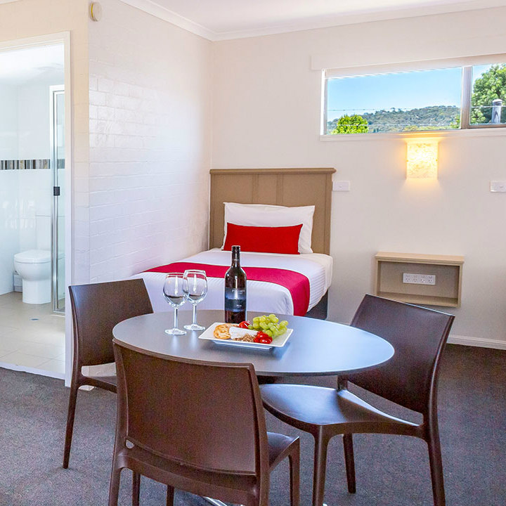 Apple & Grape Motel | travel agency | 63 Maryland St, Stanthorpe QLD 4380, Australia | 0746811288 OR +61 7 4681 1288