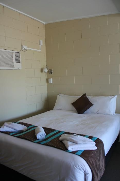 OSheas Windsor Hotel | lodging | 32 Patrick St, Dalby QLD 4405, Australia | 0746622911 OR +61 7 4662 2911