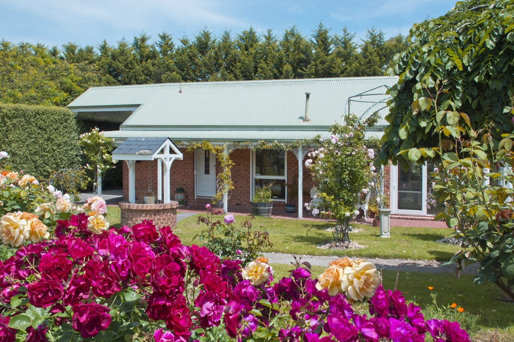 Lakeside Cottage Luxury B&B | real estate agency | 11 Tereddan Dr, Kilsyth South VIC 3137, Australia | 0397619791 OR +61 3 9761 9791