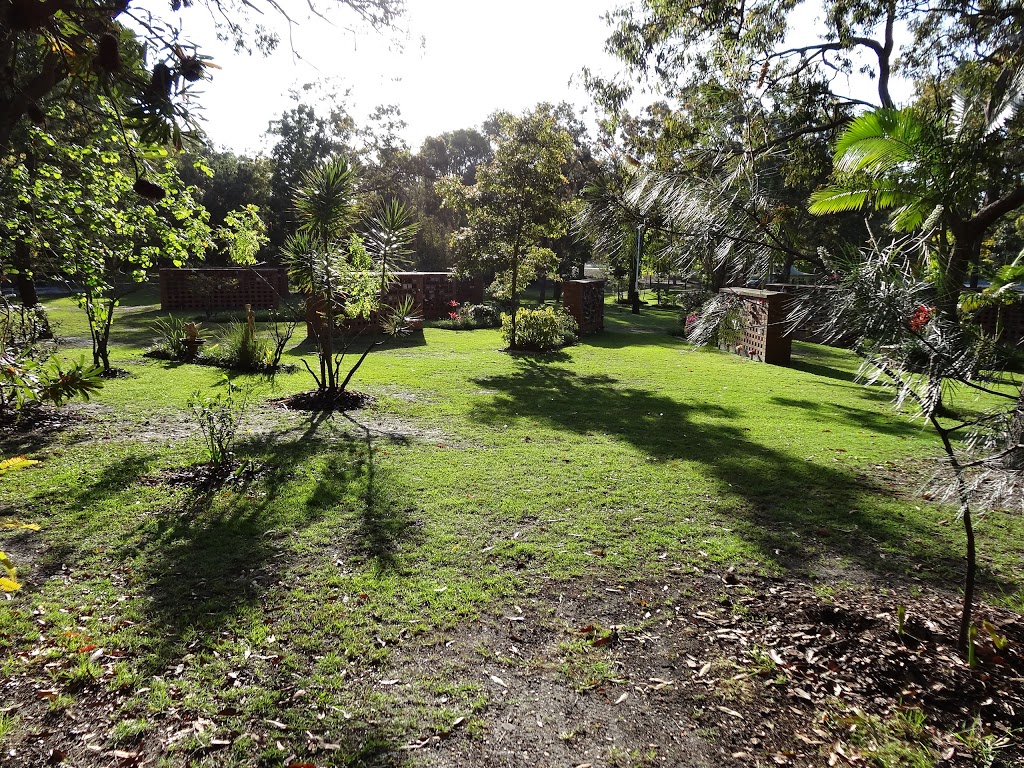 Bribie Island Memorial Gardens | park | 99 First Ave, Woorim QLD 4507, Australia | 0732050555 OR +61 7 3205 0555