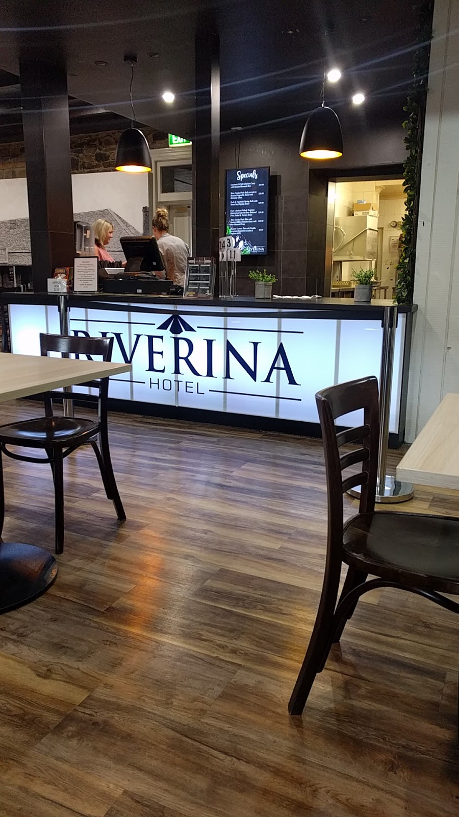 Riverina Hotel | store | 188 Fitzmaurice St, Wagga Wagga NSW 2650, Australia | 0269212222 OR +61 2 6921 2222