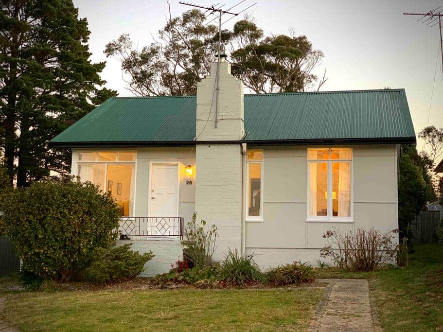 Katoomba Holiday | 28 Acacia St, Katoomba NSW 2780, Australia | Phone: 0422 337 982