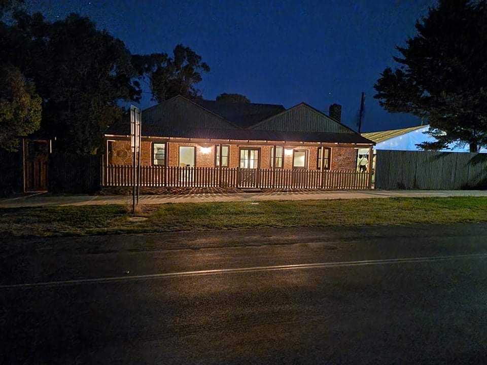 Old Brick Pub 2594 | lodging | 49 Whiteman Ave, Young NSW 2594, Australia | 0488238110 OR +61 488 238 110