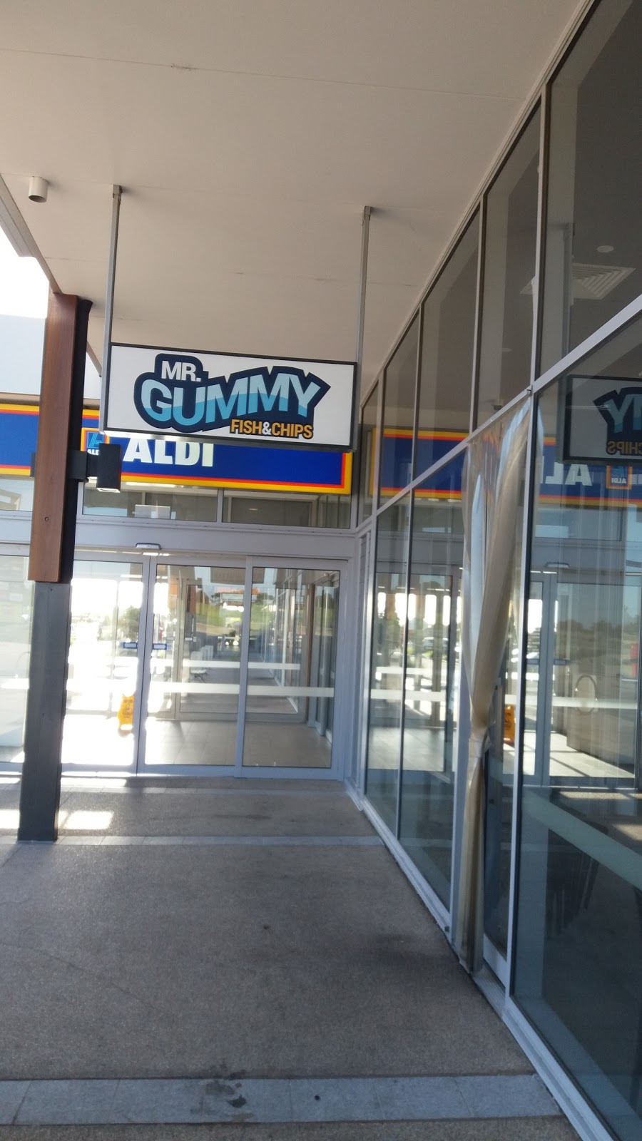 Mr Gummy fish & chips | Shop 4 The Hunt Club Shopping Center, Cranbourne East VIC 3977, Australia | Phone: (03) 5996 6333