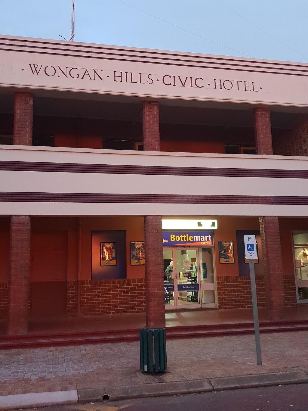 Wongan Hills Hotel | store | 5 Fenton Pl, Wongan Hills WA 6603, Australia | 0896711022 OR +61 8 9671 1022