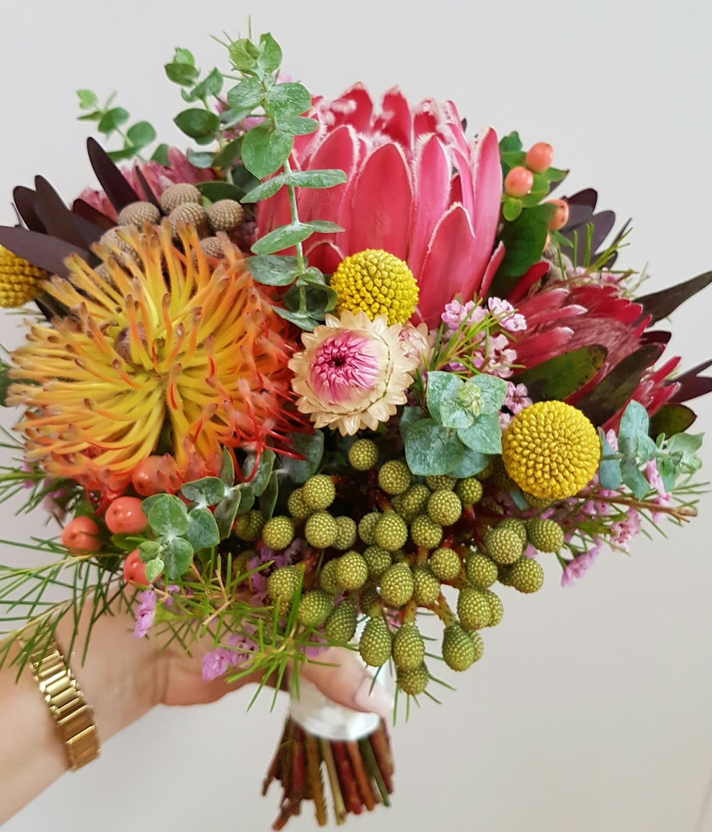 Away With Flowers | florist | 4/80 Ross River Rd, Mundingburra QLD 4812, Australia | 0747752335 OR +61 7 4775 2335
