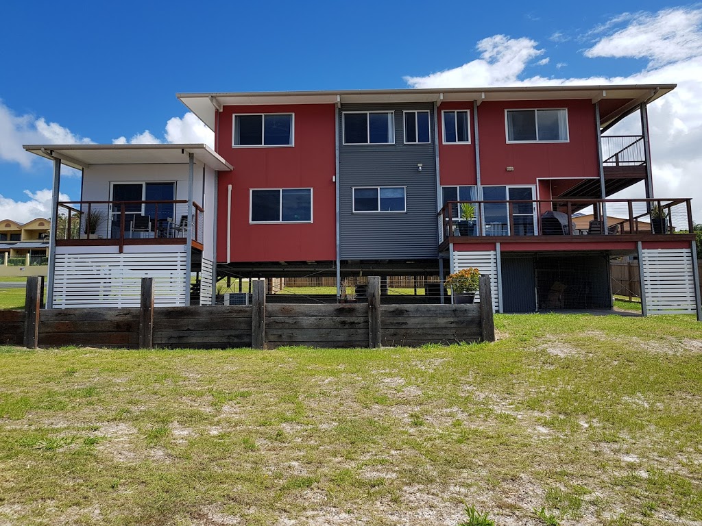 Big Red Beach House Holiday Accommodation | lodging | 41 Manooka Dr, Rainbow Beach QLD 4581, Australia | 0407296814 OR +61 407 296 814